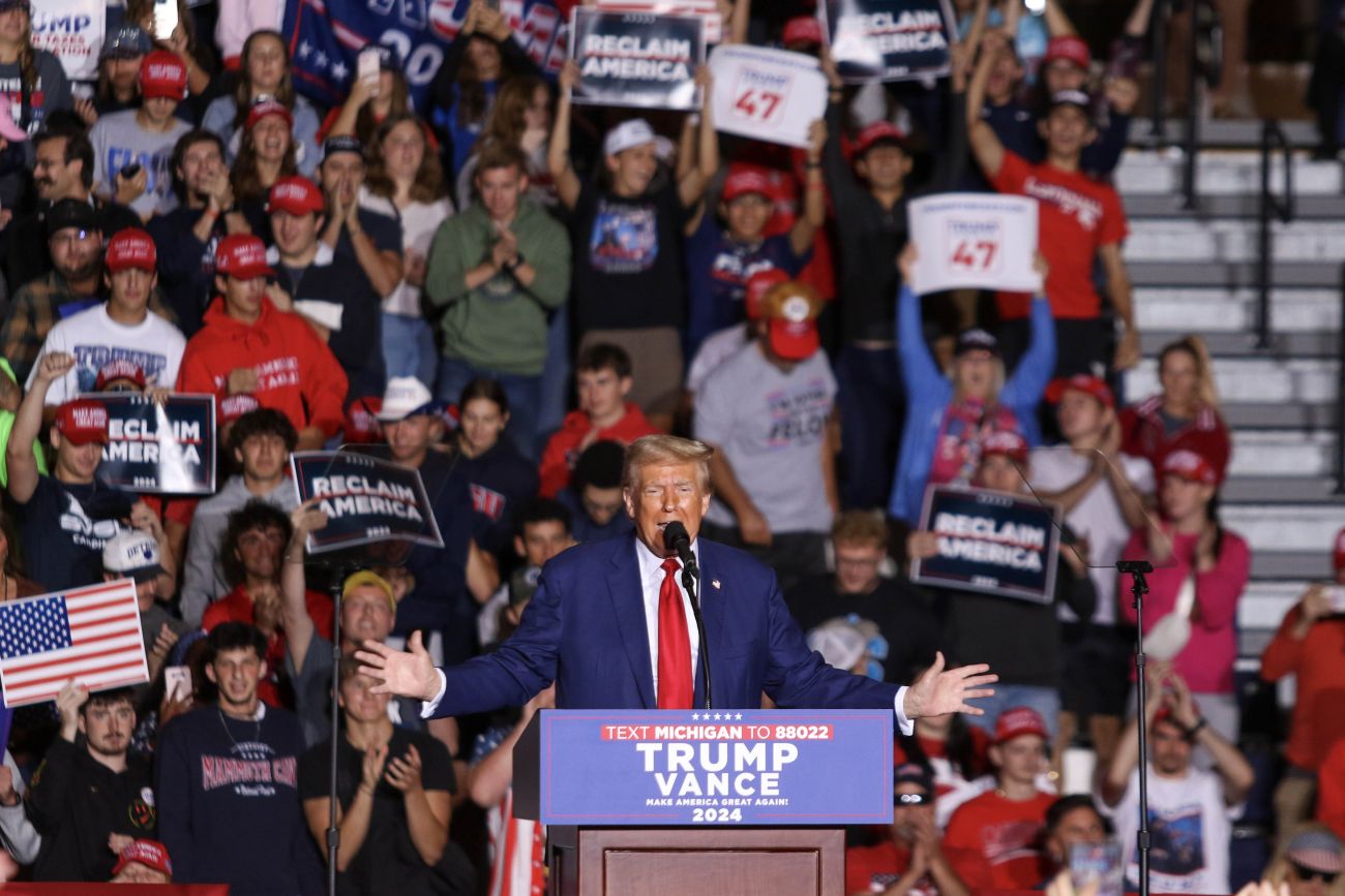 Donald Trump on stage in a rally in Saginaw County, Michigan